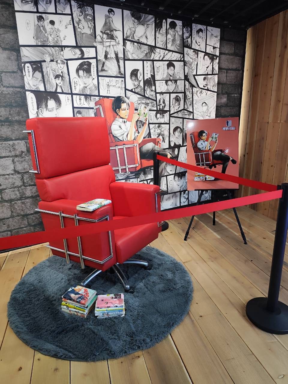 Shingeki no Hita Cafe: red chair in front of a manga panel wall